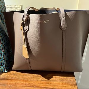 Tory Burch PERRY TRIPLE-COMPARTMENT TOTE BAG - clam shell (color)